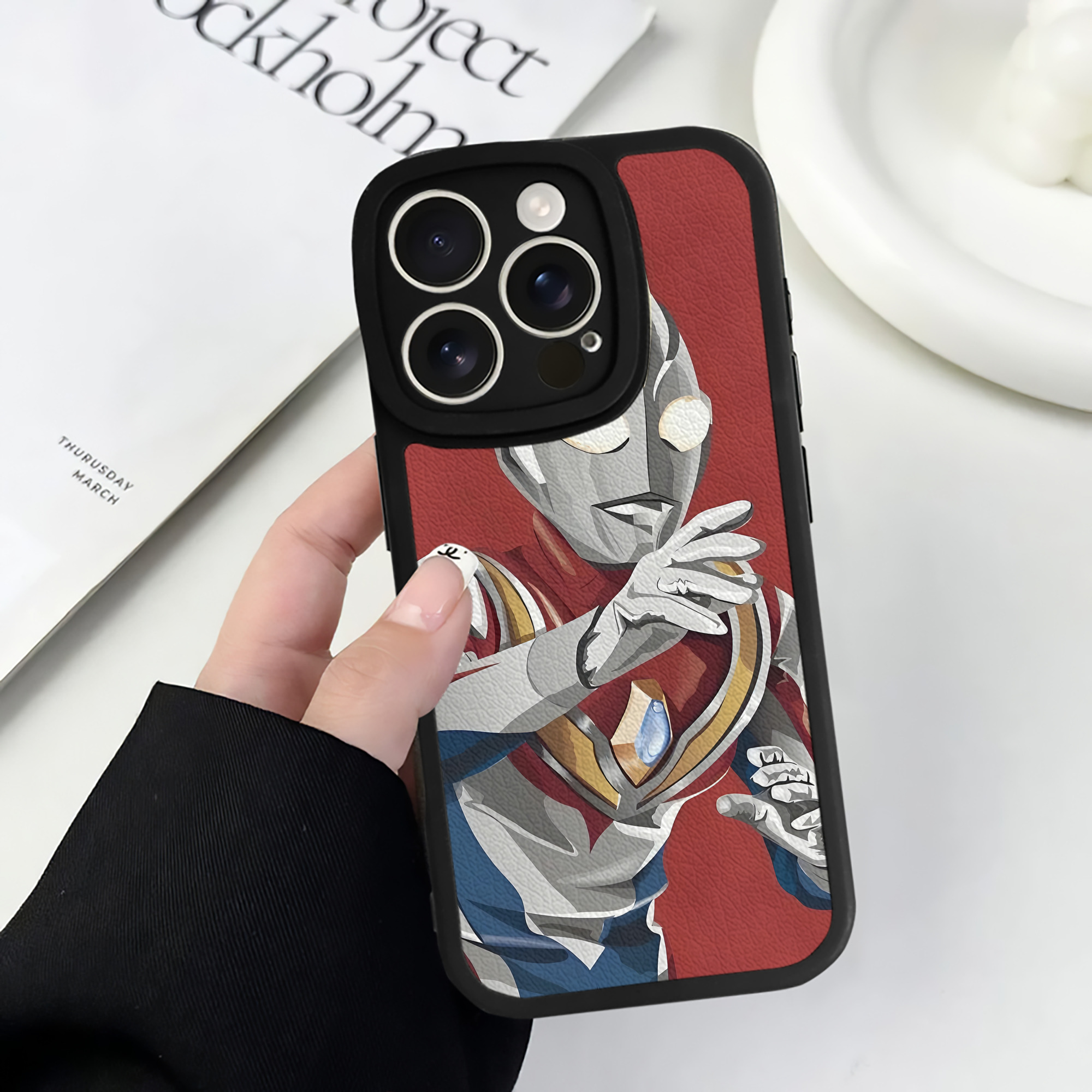 （画像用） ウルトラマン Ultraman 【iPhone 16シリーズ対応】シリコンスマホケース（レザー調） 材質：シリコン